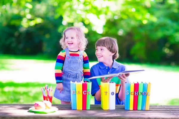 Kids in school yard — Stock Photo, Image