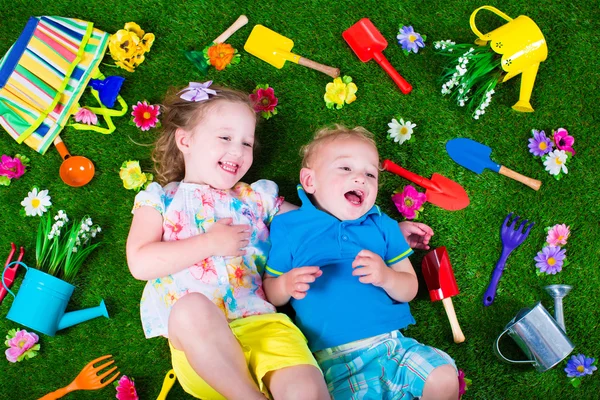 Enfants sur une pelouse avec des outils de jardin — Photo