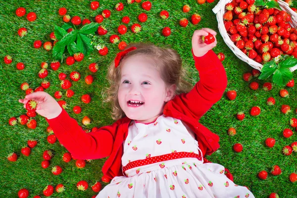 Mała dziewczynka jedzenie truskawki — Zdjęcie stockowe