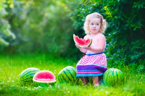 Karpuz yiyen küçük kız — Stok fotoğraf