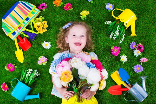 Kinder auf einer Liegewiese mit Gartengeräten — Stockfoto