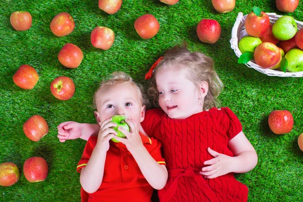 Little childrenl eating apples