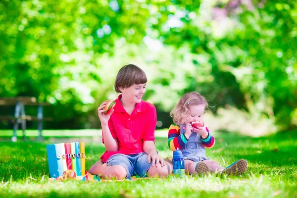 Kinderen in school tuin — Stockfoto