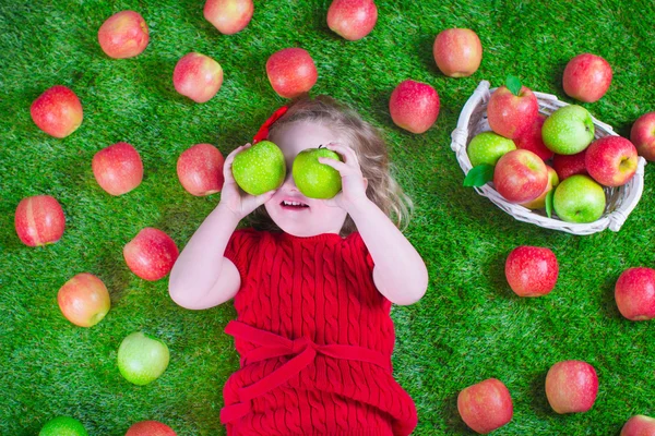 Gadis kecil makan apel — Stok Foto