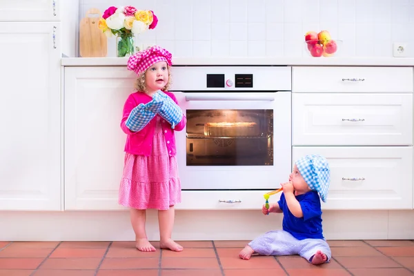 Kinderen bakken in een witte keuken — Stockfoto