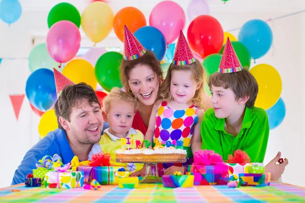 Familia celebrando fiesta de cumpleaños — Foto de Stock