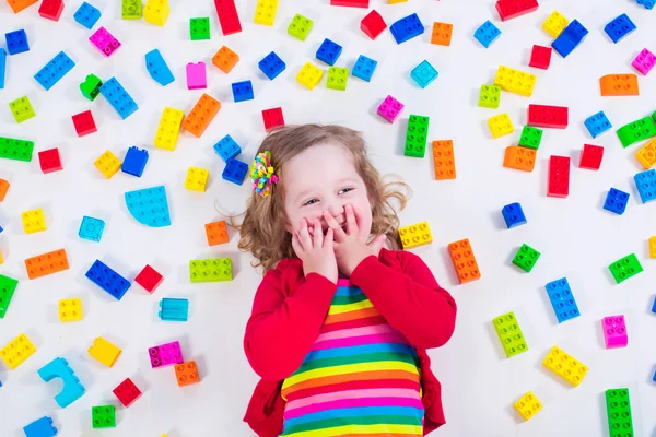 Kleines Mädchen spielt mit bunten Blöcken — Stockfoto