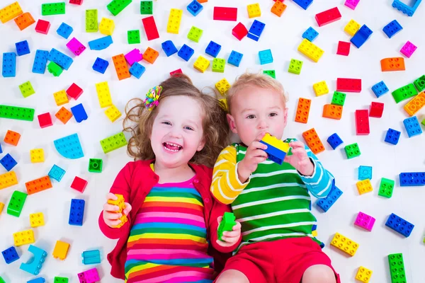 Bambini che giocano con blocchi colorati — Foto Stock