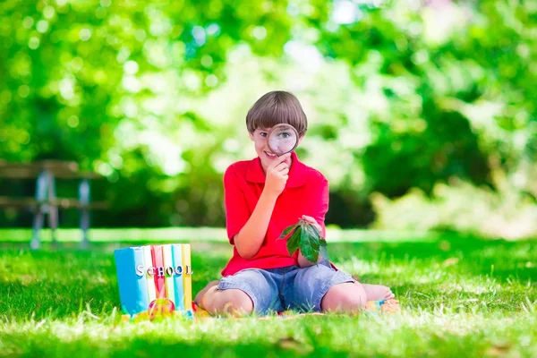 Kind auf dem Schulhof — Stockfoto