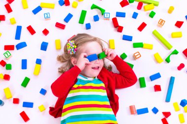 küçük kız tahta bloklarla oynama