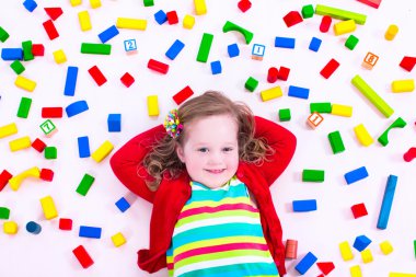 küçük kız tahta bloklarla oynama