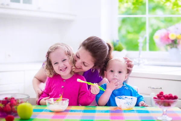 Mor och barn äter frukost — Stockfoto