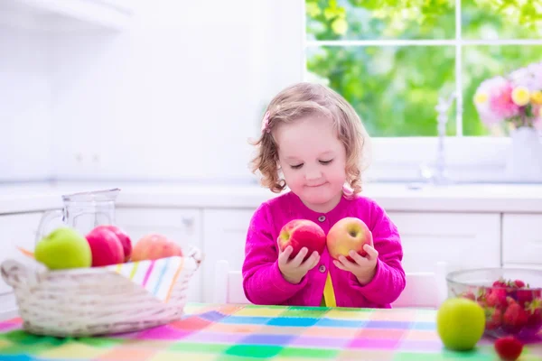 Mała dziewczynka o owoce na śniadanie — Zdjęcie stockowe