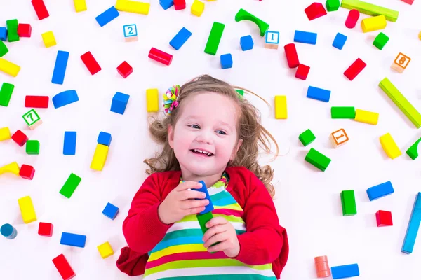 Kleines Mädchen spielt mit Holzklötzen — Stockfoto