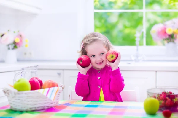 Liten flicka att ha frukt till frukost — Stockfoto