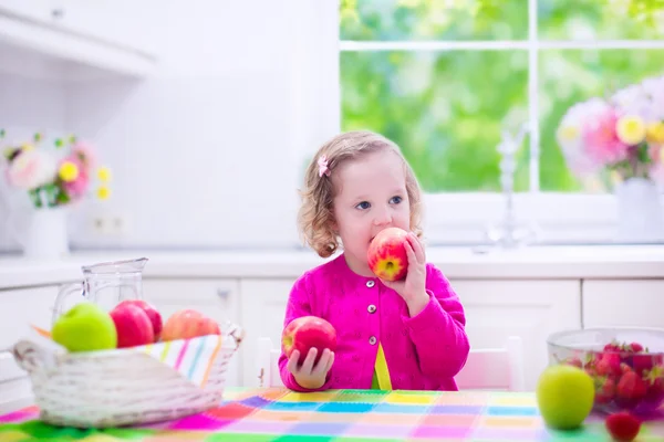 Petite fille ayant des fruits pour le petit déjeuner — Photo