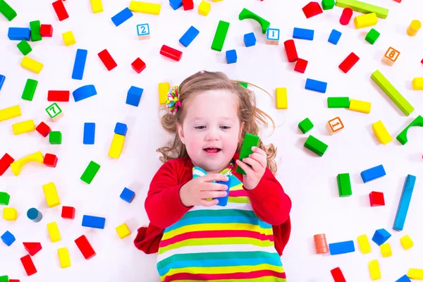 Niña jugando con bloques de madera — Foto de Stock