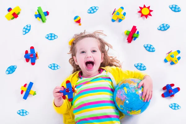 Menina brincando com avião de madeira — Fotografia de Stock