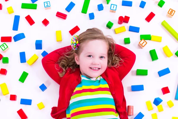 Küçük kız tahta bloklarla oynama — Stok fotoğraf