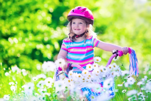 Niña montando una bicicleta —  Fotos de Stock