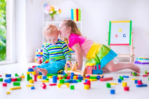 Bambini che giocano all'asilo — Foto Stock