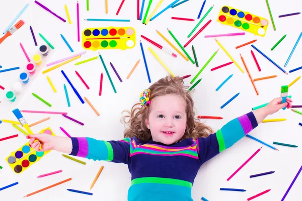 Littel fille avec des fournitures d'art scolaire — Photo