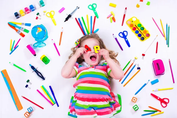 Littel girl with school supplies — Stock Photo, Image