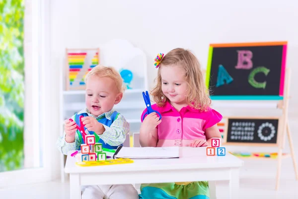 Barnen på förskola målning — Stockfoto