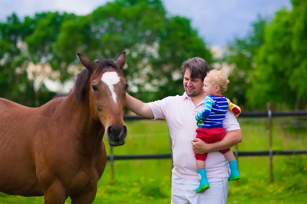 Far och son på en hästgård — Stockfoto
