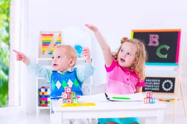 Kinder im Vorschulalter malen — Stockfoto