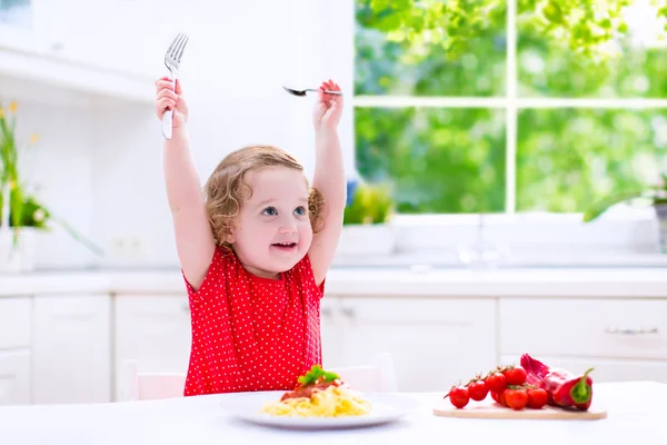 Kind isst Nudeln — Stockfoto