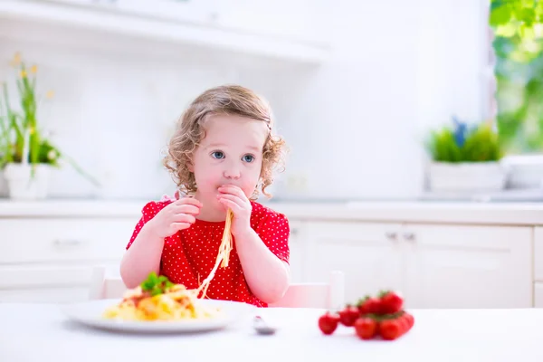 Niño comiendo pasta — Foto de Stock