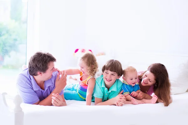 Familia con tres niños en el dormitorio —  Fotos de Stock