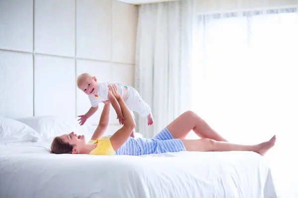 Moeder en baby spelen in slaapkamer — Stockfoto