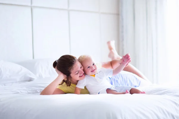 Mor och barn spelar i sovrum — Stockfoto