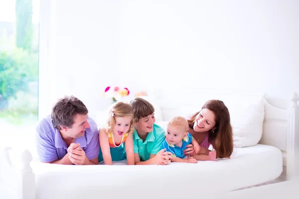 Familie mit drei Kindern im Schlafzimmer — Stockfoto