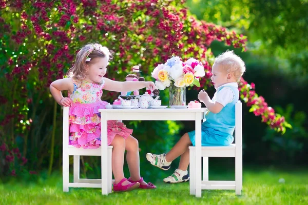 Niños divirtiéndose en fiesta de té jardín — Foto de Stock