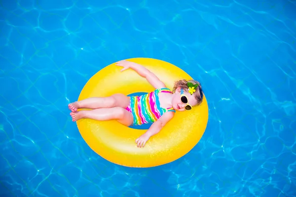 Meisje in zwembad op opblaasbare ring Stockfoto