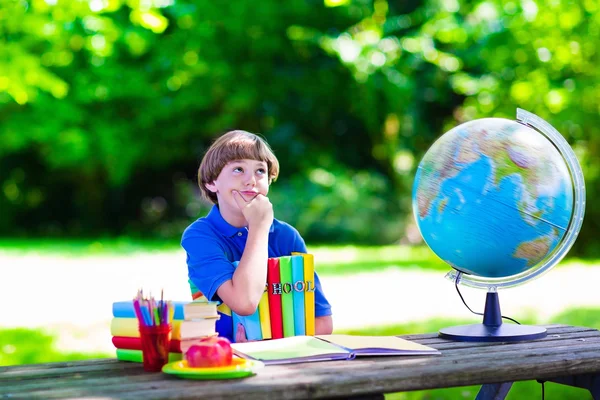 Niño estudiando en el patio de la escuela . — Foto de Stock