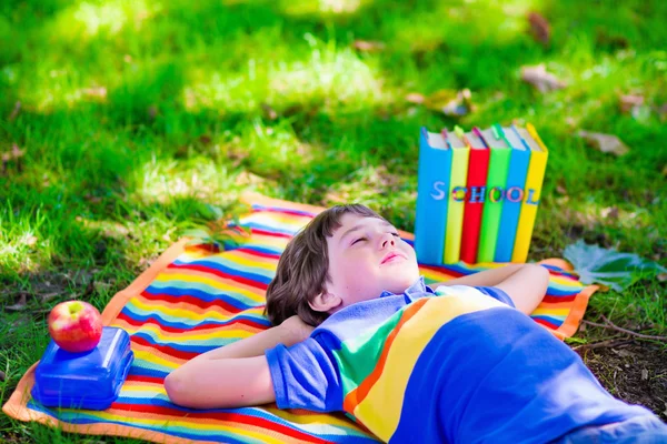 Siswa laki-laki santai di halaman sekolah membaca buku — Stok Foto