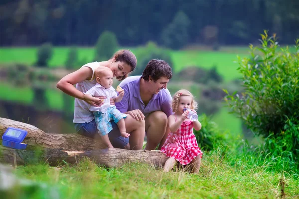 Young family with kids hiking at a lake — Stock Photo, Image