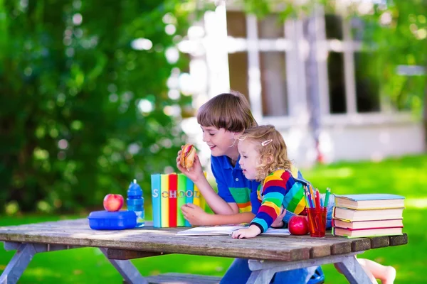 Barn i skolan gör läxor — Stockfoto