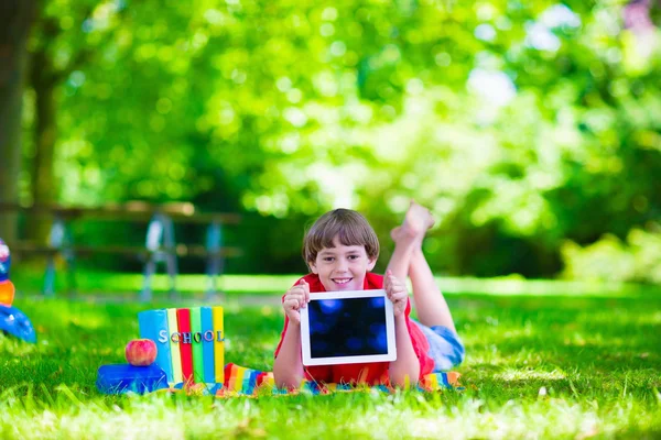 Criança estudante com computador tablet no pátio da escola — Fotografia de Stock