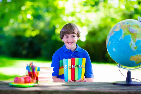 Kind studeren in schoolplein. — Stockfoto