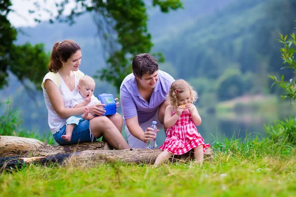 Young family with kids hiking at a lake — Stock Photo, Image