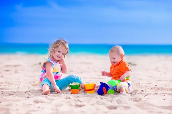 Çocuklar bir plajda kumdan bir kale inşa — Stok fotoğraf