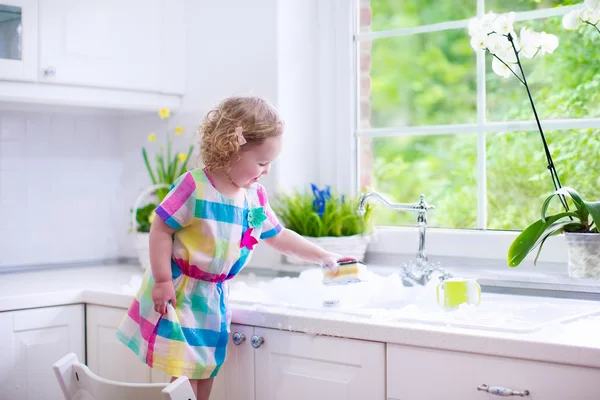 Bambina lavare i piatti — Foto Stock