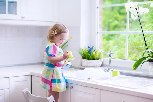 Μικρό κορίτσι πλύσιμο των πιάτων — Φωτογραφία Αρχείου