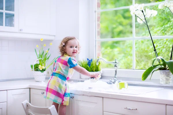 Little girl washing dishes — Stock Photo, Image