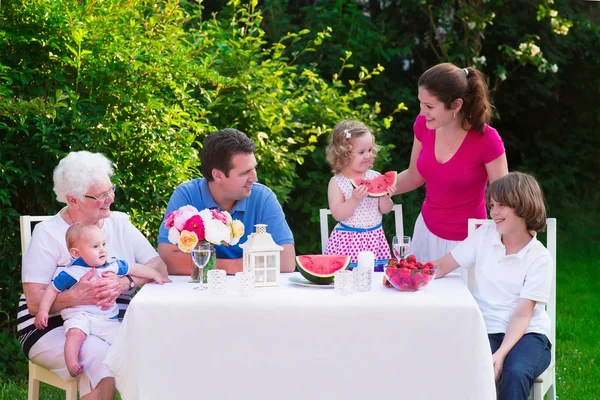 Stor familie spiser lunsj utendørs – stockfoto